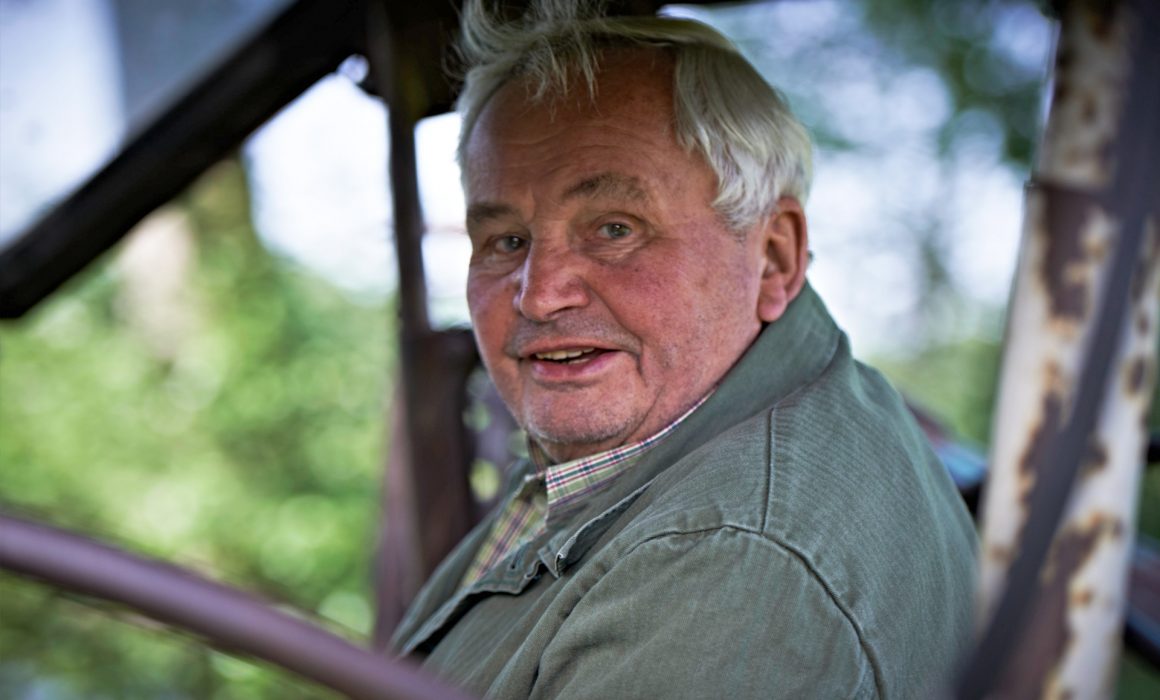 Nahaufnahme auf dem Traktor von Nägel Senior
