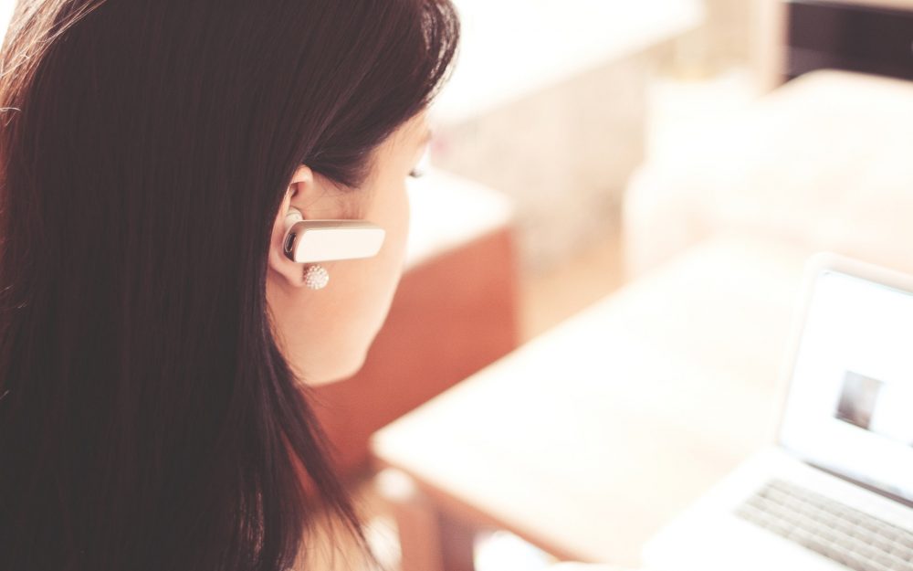 Frau Arbeitsplatz telefoniert