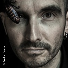 Mark Benecke mit Schabe am Auge