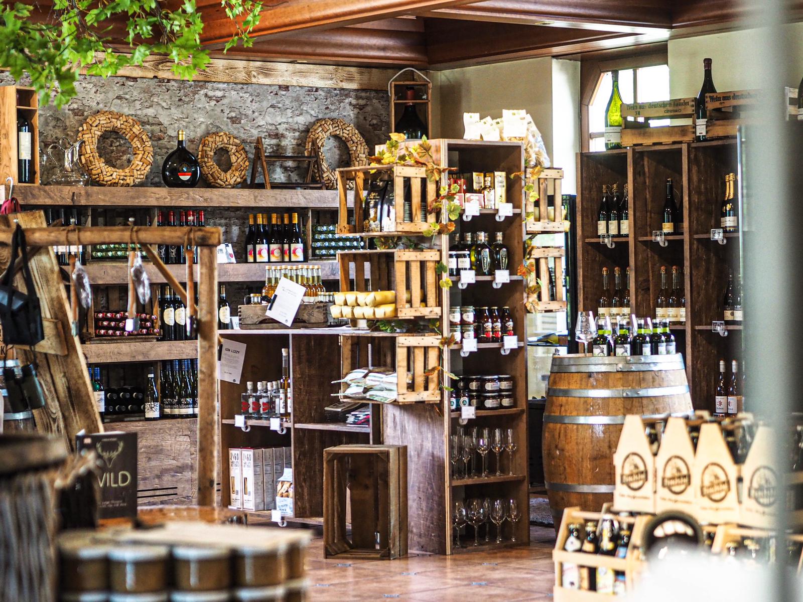 Hofladen Regale mit regionalen Produkten im Hofladen